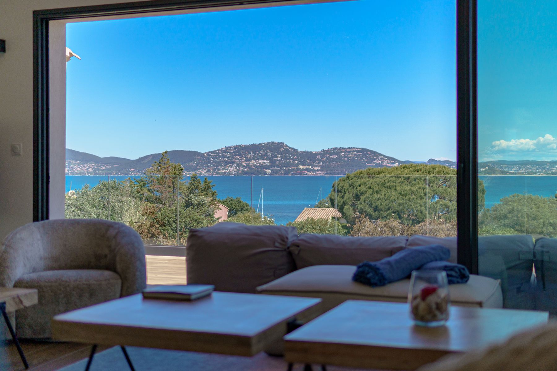 Salon d'une villa à Hyères ouvert sur la mer