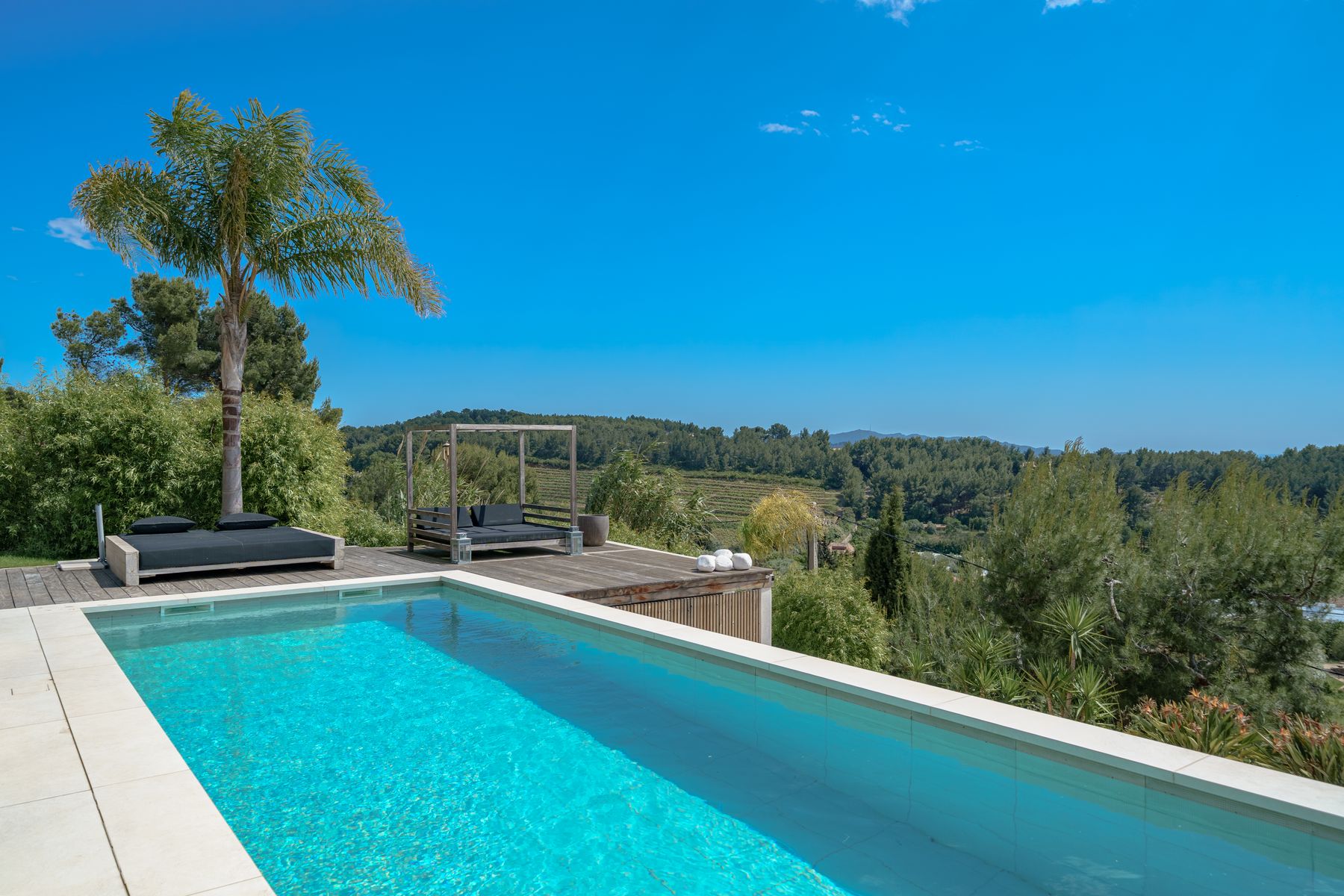 Piscine avec vue sur les collines à Ollioules