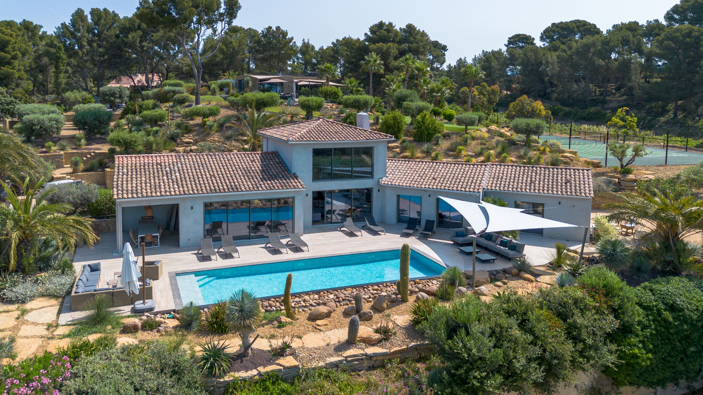 Vue drone d'une villa avec piscine à Saint-Cyr-sur-Mer